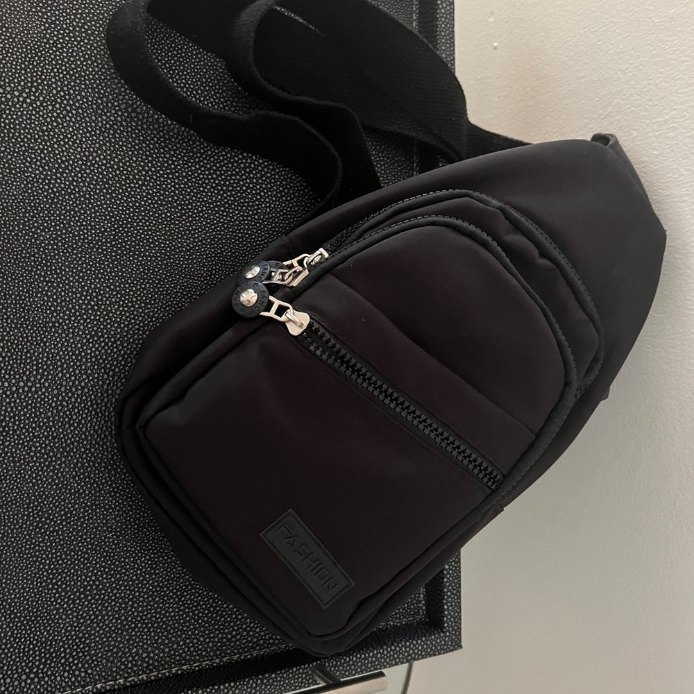 Crossbody Bag!! Super sleek